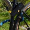 D-lock Bügelschloss sichert Fahrrad an Sattelstande und Sattelstrebe mit Textilseil in morpho blue an Fahrradständer