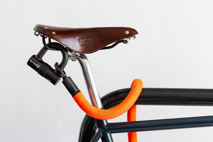 tex-lock eyelet orange mit U-Lock an Ledersattel