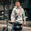 tex–lock eyelet in acid orange um Schulter von male Model