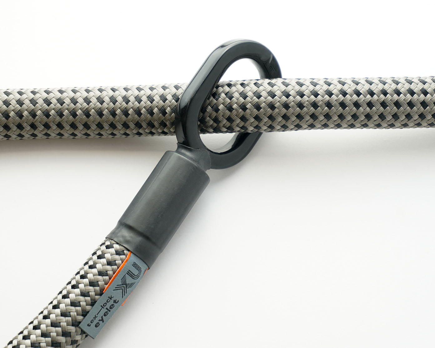 grau-schwarzes Textilseil durch gummierte Metallöse von tex–lock eyelet