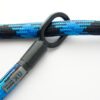 blau-schwarzes Textilseil durch gummierte Metallöse von tex–lock eyelet