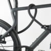 Kleines Bügelschloss mit Verlängerung aus Textil in schwarz sichert Vorder-, Hinterrad und Rahmen gleichzeitig am Fahrradständer ab
