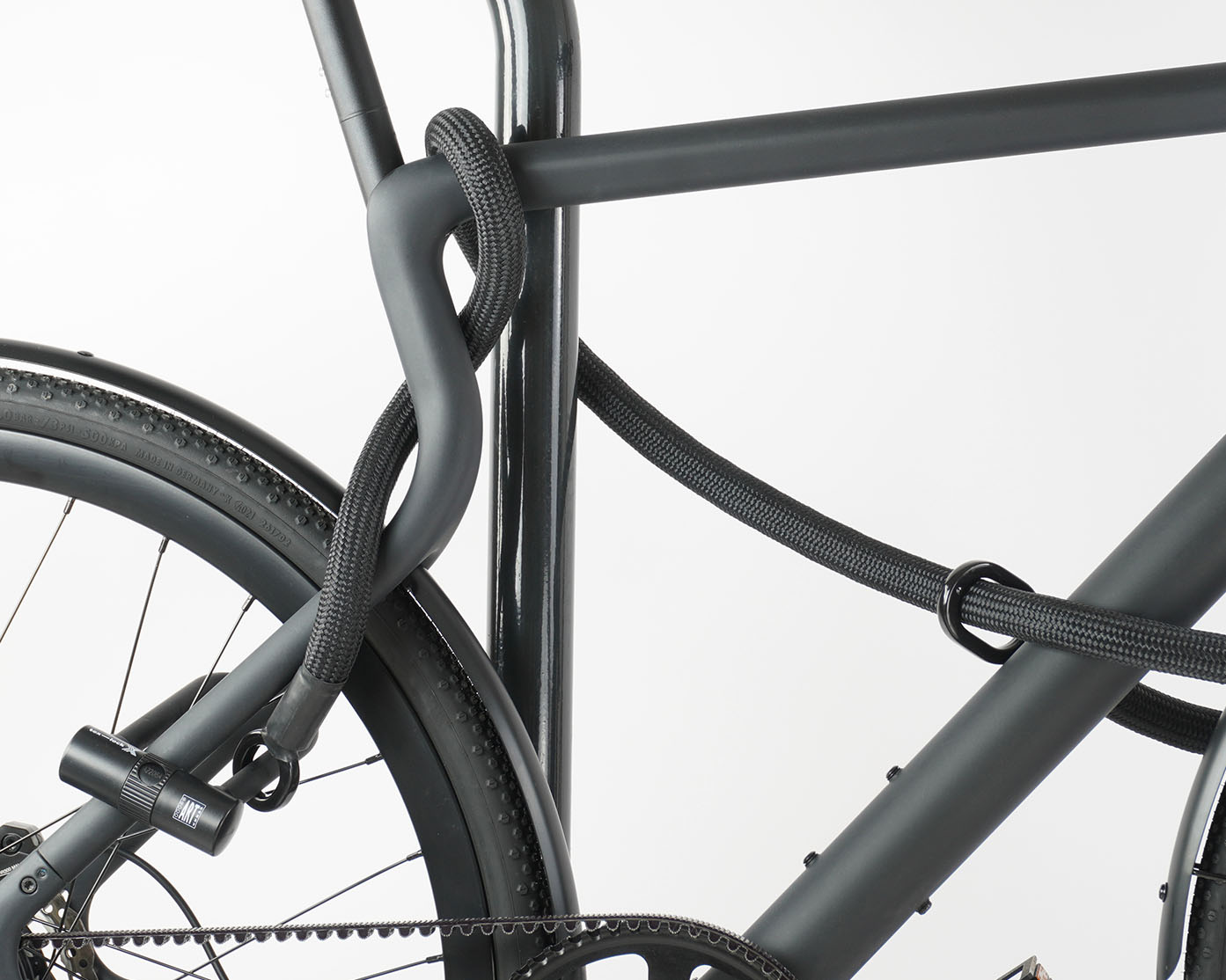 Bügelschloss mit Verlängerung aus Textil in schwarz sichert Vorder-, Hinterrad und Rahmen gleichzeitig am Fahrradständer ab