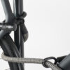 Bügelschloss mit Verlängerung aus Textil in grau-schwarz sichert drei Fahrrad-Komponenten gleichzeitig am Fahrradständer ab