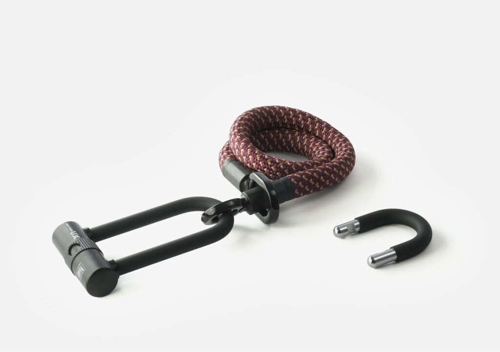tex–lock eyelet in chateau red, Größe S, ineinander gewickelt mit X-lock am Seilende, kürzerer U-lock Bügel daneben